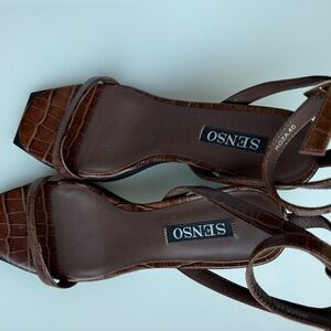 SENSO Brown Croc-Embossed Heels with Ankle Straps